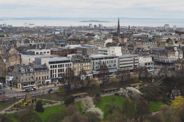 Edinburgh, İskoçya - Nisan 2018: Prenses caddesine doğru Kuzey Edinburgh Esplanade kaleden görüldüğü gibi Denizi üzerinde klasik İskoç binaları ile eski şehrin Edinburgh Cityscape