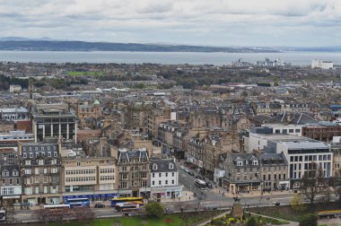Edinburgh, İskoçya - Nisan 2018: Prenses caddesine doğru Kuzey Edinburgh Esplanade kaleden görüldüğü gibi Denizi üzerinde klasik İskoç binaları ile eski şehrin Edinburgh Cityscape