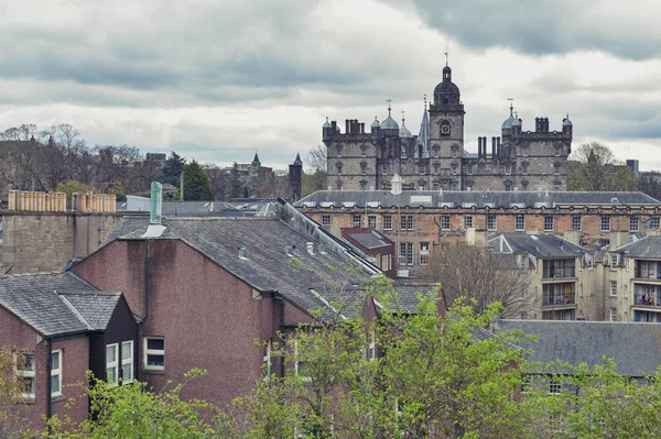 爱丁堡 苏格兰 2018年4月 老镇的城市风貌爱丁堡与古典苏格兰大厦在国王马厩路从约翰斯顿露台 这位长老让路 附近爱丁堡城堡 — 图库照片