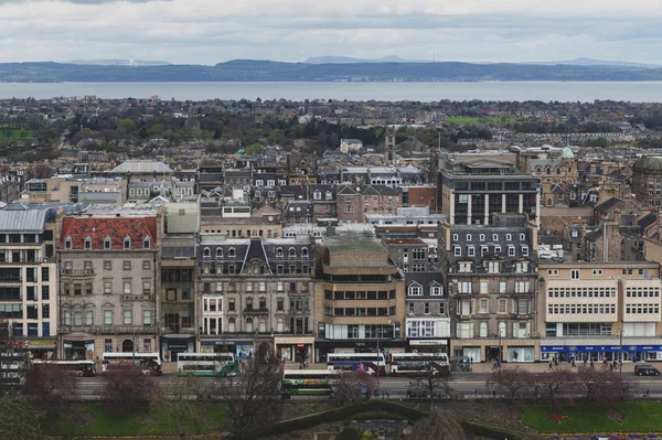 Edinburgh, İskoçya - Nisan 2018: Prenses caddesine doğru Kuzey Edinburgh Esplanade kaleden görüldüğü gibi Denizi üzerinde klasik İskoç binaları ile eski şehrin Edinburgh Cityscape