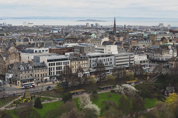 Edinburgh, İskoçya - Nisan 2018: Prenses caddesine doğru Kuzey Edinburgh Esplanade kaleden görüldüğü gibi Denizi üzerinde klasik İskoç binaları ile eski şehrin Edinburgh Cityscape
