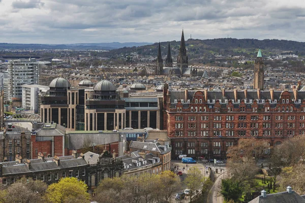 Edinburgh, İskoçya - Nisan 2018: Eski şehir Princess Street Bahçeleri University of Edinburgh, Charlotte Şapel ve Saint Mary Katedrali doğru Edinburgh Cityscape