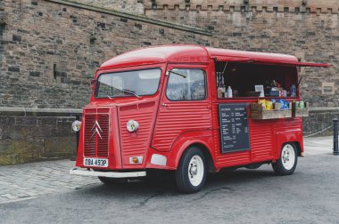 Edinburgh, İskoçya - Nisan 2018: İçecek ve aperatifler van Gatehouse, Edinburgh Castle, İskoçya, İngiltere için ana giriş önünde Esplanade, otomat