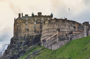 Kraliyet Sarayı ve yarım ay pil Edinburgh Castle, popüler turistik ve Edinburgh, sermaye city of Scotland, İngiltere'de dönüm noktası güneydoğudan görüntülemek