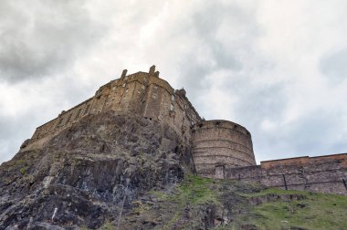 Kraliyet Sarayı ve yarım ay pil Edinburgh Castle, popüler turistik ve Edinburgh, sermaye city of Scotland, İngiltere'de dönüm noktası güneydoğudan görüntülemek