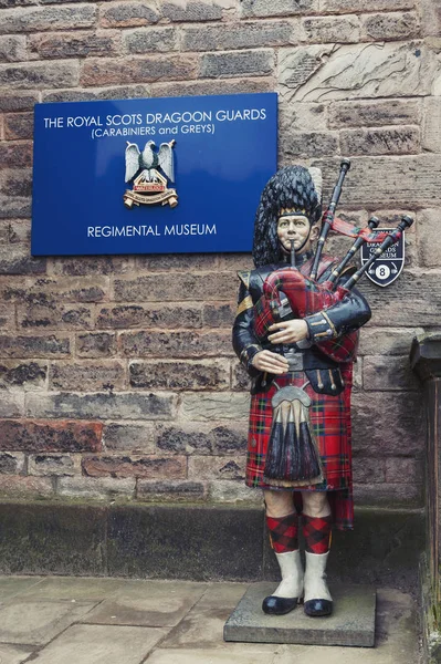 Edynburg Szkocja Kwietnia 2018 Pomnik Szkocki Piper Odtwarzanie Dudy Przy — Zdjęcie stockowe