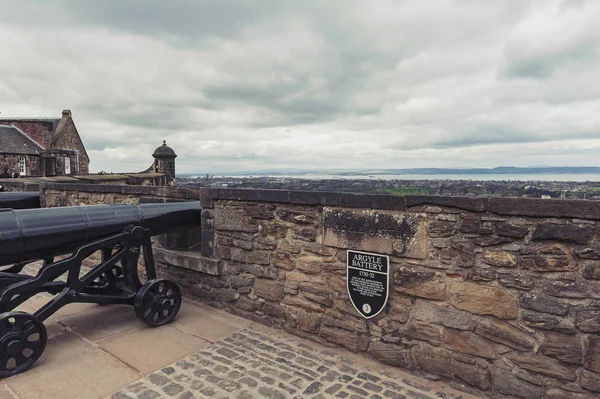 Edinburgh Castle, popüler turistik ve Edinburgh, sermaye city of Scotland, İngiltere'de simgesel yapı içinde Argyle pil, savaş topu