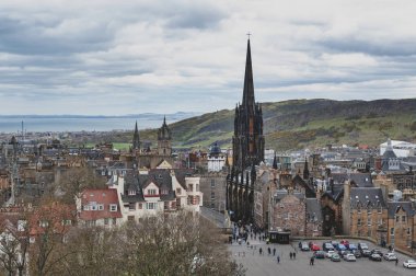 Edinburgh, İskoçya - Nisan 2018: Cityscape, eski kasaba Edinburgh İskoçya ile Tron Kirk, eski Gotik Kilisesi, Royal Mile üzerinde şimdi Hub, çeşitli etkinlikler ve festivaller için bir mekan olarak görev
