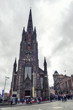 Edinburgh, İskoçya - Nisan 2018: Tron Kirk, eski Gotik kilise, şimdi Hub, çeşitli etkinlikler ve festivaller Royal Mile, Old Town Edinburgh City İskoçya, Birleşik Krallık'da turistik Caddesi üzerinde için mekan olarak görev