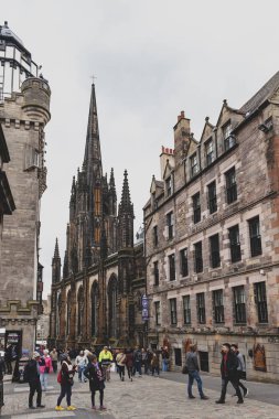 Edinburgh, İskoçya - Nisan 2018: Royal Mile, Old Town Edinburgh şehir Tron Kirk, eski Gotik kilise, şimdi Hub, çeşitli etkinlikler ve festivaller için bir mekan olarak görev ile İskoçya'da turistik Caddesi