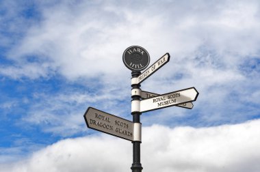 Edinburgh, İskoçya - Nisan 2018: Yön tabelasını Edinburgh Kalesi, popüler turistik ve Edinburgh, İskoçya sermaye city, İngiltere'de simgesel yapı içinde
