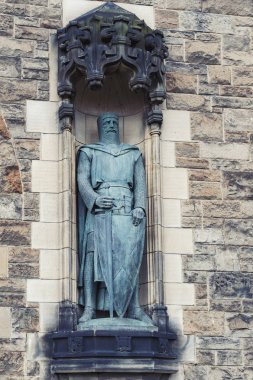 Edinburgh, İskoçya - Nisan 2018: Heykel, William Wallace tarafından Alexander Carrick Gatehouse, Edinburgh Kalesi, popüler turistik ve Simgesel yapısının Edinburgh şehir, İskoçya, İngiltere için ana giriş yönü