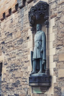 Edinburgh, İskoçya - Nisan 2018: Robert Bruce Gatehouse, Edinburgh Kalesi, popüler turistik ve Simgesel yapısının Edinburgh şehir, İskoçya, İngiltere için ana giriş, Thomas Clapperton heykeller