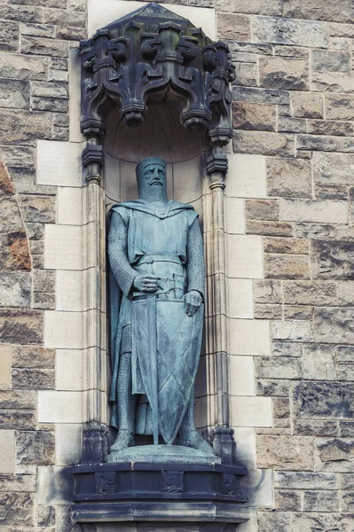 Edinburgh, İskoçya - Nisan 2018: Heykel, William Wallace tarafından Alexander Carrick Gatehouse, Edinburgh Kalesi, popüler turistik ve Simgesel yapısının Edinburgh şehir, İskoçya, İngiltere için ana giriş yönü