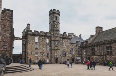 Edinburgh, İskoçya - Nisan 2018: The Crown İskoç Ulusal Savaş Anıtı, Kraliyet Sarayı, büyük salon ve Edinburgh Castle, İskoçya, İngiltere'de Kraliçe Anne binada oluşan Square