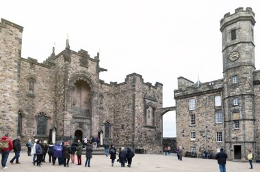 Edinburgh, İskoçya - Nisan 2018: The Crown İskoç Ulusal Savaş Anıtı, Kraliyet Sarayı, büyük salon ve Edinburgh Castle, İskoçya, İngiltere'de Kraliçe Anne binada oluşan Square