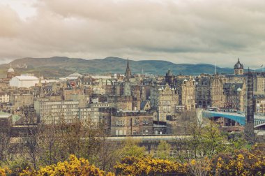 Cityscape görünümü Calton Hill merkezi Edinburgh, İskoçya, İngiltere'de tepenin eski şehir bölgesi Edinburgh şehir