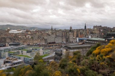 Cityscape görünümü Calton Hill merkezi Edinburgh, İskoçya, İngiltere'de tepenin eski şehir bölgesi Edinburgh şehir