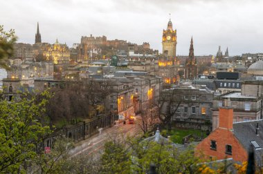 Cityscape görünümü Calton Hill merkezi Edinburgh, İskoçya, İngiltere'de tepenin eski şehir bölgesi Edinburgh şehir