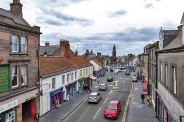 Berwick-upon-Tweed, İngiltere-Nisan 2018: High Street, şehir merkezi, Berwick-upon-Tweed, İngiltere, BK'da Tweed Nehri ağzında en kuzeydeki şehir Northumberland'deki/daki oteller