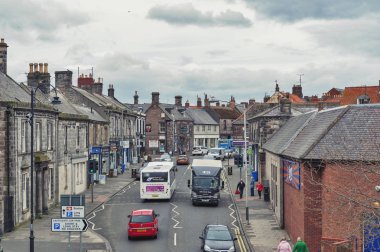 Berwick-upon-Tweed, İngiltere-Nisan 2018: High Street, şehir merkezi, Berwick-upon-Tweed, İngiltere, BK'da Tweed Nehri ağzında en kuzeydeki şehir Northumberland'deki/daki oteller