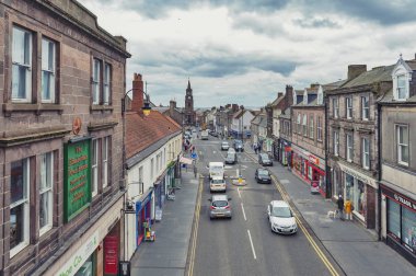 Berwick-upon-Tweed, İngiltere-Nisan 2018: High Street, şehir merkezi, Berwick-upon-Tweed, İngiltere, BK'da Tweed Nehri ağzında en kuzeydeki şehir Northumberland'deki/daki oteller