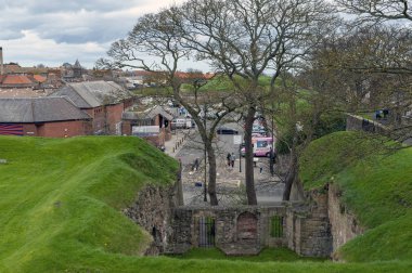 Berwick-upon-Tweed, İngiltere-Nisan 2018: Megs Mount yakınındaki kale kapısı otopark Berwick-upon-Tweed, Northumberland, İngiltere, İngiltere'de kalan tarihi Elizabeth duvar