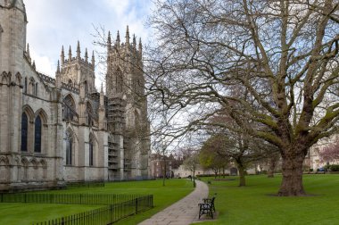 York, İngiltere - Nisan 2018: York Minster, İngiliz Gotik mimari tarzı ve turistik landmark York şehir İngiltere'de, İngiltere'de inşa edilen tarihi katedral