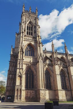York, İngiltere - Nisan 2018: York Minster, İngiliz Gotik mimari tarzı ve turistik landmark York şehir İngiltere'de, İngiltere'de inşa edilen tarihi katedral