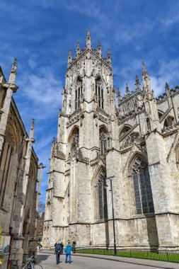 York, İngiltere - Nisan 2018: York Minster, İngiliz Gotik mimari tarzı ve turistik landmark York şehir İngiltere'de, İngiltere'de inşa edilen tarihi katedral