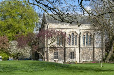 York, İngiltere - Nisan 2018: Bina York şehri, North Yorkshire, İngiltere, Birleşik Krallık, olarak da bilinen York Minster Kütüphanesi Park'ta Deans eski sarayın