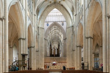 York, İngiltere - Nisan 2018: Muhteşem Gotik NEF York Minster, İngiliz Gotik mimari tarzı ve turistik Simgesel Yapı Şehir York İngiltere, İngiltere'de inşa edilen tarihi katedral içinde