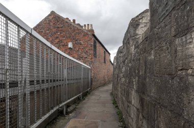 York City Walls, (Bar duvarlar veya Roma surları), yükseltilmiş geçit antik anıt çevreleyen tarihi şehir York, İngiltere