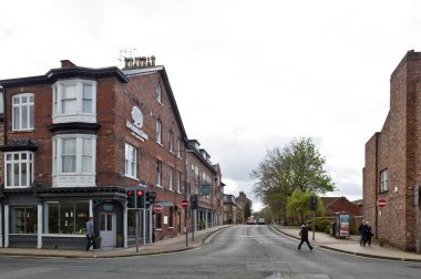 York, İngiltere - Nisan 2018: Eski tuğla binalar Monkgate ve St Maurice yol York City, İngiltere tarihi bölgesinde cadde köşelerinde