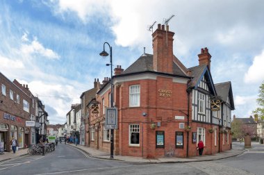 York, İngiltere - Nisan 2018: Eski bina çapraz anahtarlar restoran ve Nicholson barlar, York, İngiltere, İngiltere'de tarihi şehir bölge Deangate ve Goodramgate alışveriş caddesi üzerinde köşe