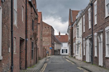 York, İngiltere - Nisan 2018: Eski tuğla binalar boyunca Ogleforth caddesine doğru bölüm House Street tarihi bölgesinde şehir York, İngiltere