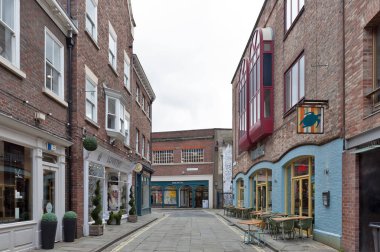 York, İngiltere - Nisan 2018: dükkan ve restoranlar York City, İngiltere tarihi bölgesinde küçük Stonegate sokak üzerinde konut eski tuğla binalar