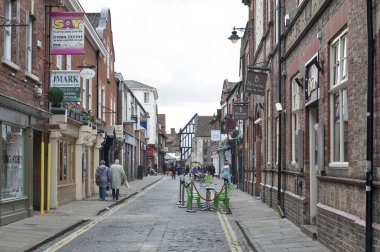 York, İngiltere - Nisan 2018: konut dükkan ve restoranlar York City, İngiltere tarihi bölgesinde Swinegate cadde boyunca eski tuğla binalar