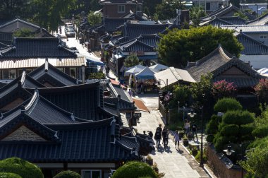 Jeonju Hanok köyü Jeonju, Güney Kore - Eylül 2018: görünüm 2010 yılında bir uluslararası yavaş şehir olarak belirlenmiş Kore geleneksel evleri ile popüler turistik cazibe