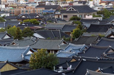 Jeonju Hanok köyü Jeonju, Güney Kore - Eylül 2018: görünüm 2010 yılında bir uluslararası yavaş şehir olarak belirlenmiş Kore geleneksel evleri ile popüler turistik cazibe