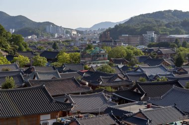 Jeonju Hanok köyü Jeonju, Güney Kore - Eylül 2018: görünüm 2010 yılında bir uluslararası yavaş şehir olarak belirlenmiş Kore geleneksel evleri ile popüler turistik cazibe