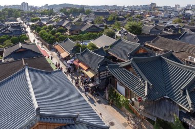 Jeonju Hanok köyü Jeonju, Güney Kore - Eylül 2018: görünüm 2010 yılında bir uluslararası yavaş şehir olarak belirlenmiş Kore geleneksel evleri ile popüler turistik cazibe