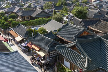 Jeonju Hanok köyü Jeonju, Güney Kore - Eylül 2018: görünüm 2010 yılında bir uluslararası yavaş şehir olarak belirlenmiş Kore geleneksel evleri ile popüler turistik cazibe