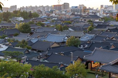 Jeonju Hanok köyü Jeonju, Güney Kore - Eylül 2018: görünüm 2010 yılında bir uluslararası yavaş şehir olarak belirlenmiş Kore geleneksel evleri ile popüler turistik cazibe