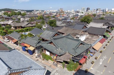 Jeonju Hanok köyü Jeonju, Güney Kore - Eylül 2018: görünüm 2010 yılında bir uluslararası yavaş şehir olarak belirlenmiş Kore geleneksel evleri ile popüler turistik cazibe