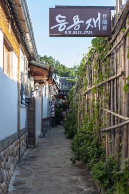 Jeonju, Güney Kore-Eylül 2018: Jeonju Hanok köyü 'ndeki antik Kore evleri arasında dar bir sokak, 2010 yılında Uluslararası yavaş şehir olarak belirlenmiş popüler turist cazibe