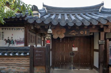 Jeonju, Güney Kore - Eylül 2018: eski ev Jeonju Hanok Köyü, popüler turistik bir uluslararası yavaş şehir olarak 2010 yılında belirlenmiş Kore geleneksel mimarisinde inşa