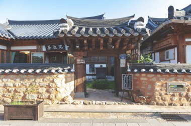Jeonju, Güney Kore - Eylül 2018: eski ev Jeonju Hanok Köyü, popüler turistik bir uluslararası yavaş şehir olarak 2010 yılında belirlenmiş Kore geleneksel mimarisinde inşa