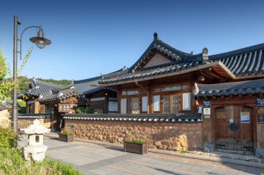 Jeonju, Güney Kore - Eylül 2018: eski ev Jeonju Hanok Köyü, popüler turistik bir uluslararası yavaş şehir olarak 2010 yılında belirlenmiş Kore geleneksel mimarisinde inşa