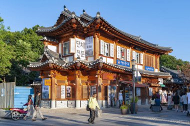 Jeonju, Güney Kore - Eylül 2018: Kore geleneksel mimarisinde inşa antik Pnb Pastane Dükkanı Jeonju Hanok Köyü, popüler turistik bir uluslararası yavaş şehir olarak 2010 yılında özel evler